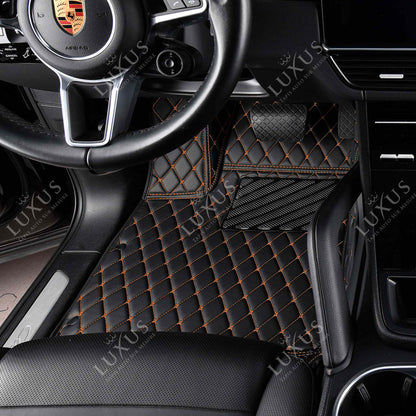 Tapis de Sol 3D Sur Mesure Premium Luxus – Motif Losange Noir avec Surpiqûres Oranges