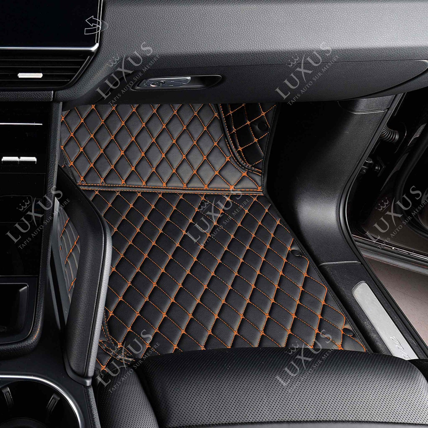 Tapis de Sol 3D Sur Mesure Premium Luxus – Motif Losange Noir avec Surpiqûres Oranges