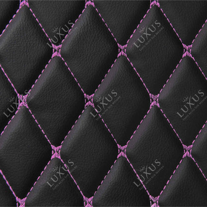 Tapis de Sol 3D Sur Mesure Premium Luxus – Motif Losange Noir avec Surpiqûres Mauves