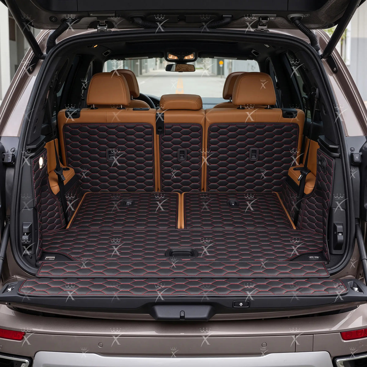Tapis de Coffre 3D Intégral sur Mesure Premium Luxus – Motif Nid d’Abeille Noir avec Surpiqûres Rouges