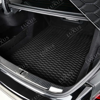 Tapis de Coffre sur Mesure Premium Luxus – Motif Nid d’Abeille Noir avec Surpiqûres Blanches