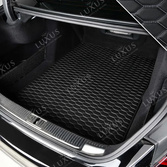 Tapis de Coffre sur Mesure Premium Luxus – Motif Nid d’Abeille Noir avec Surpiqûres Blanches