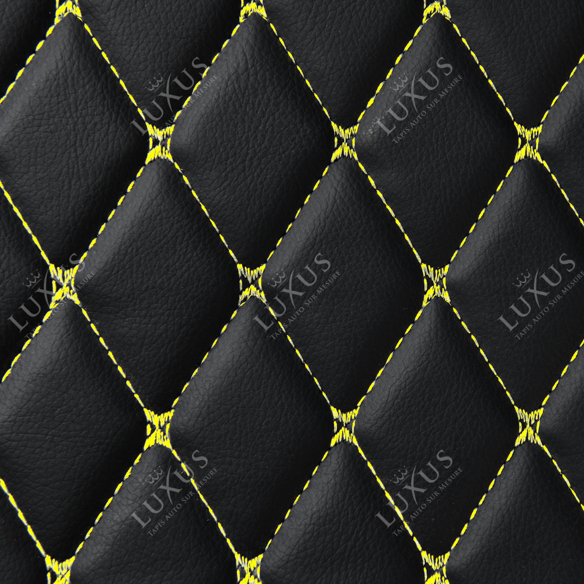 Tapis de Sol 3D Sur Mesure Premium Luxus – Motif Losange Noir avec Surpiqûres Jaunes